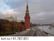 View of the Vodovzvodnaya Tower of the Kremlin Wall, the Grand Kremlin Palace and the Kremlin Embankment of the Moskva River, Moscow, Russia. Стоковое фото, фотограф Ula Ulachka / Фотобанк Лори