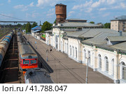 Вид на старинное здание железнодорожного вокзала станции Буй. Костромская область (2022 год). Редакционное фото, фотограф Виктор Карасев / Фотобанк Лори