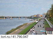 Набережная Михаила Ярославича и Нововолжский мост через реку Волгу в Твери, Россия (2023 год). Редакционное фото, фотограф Елена Коромыслова / Фотобанк Лори