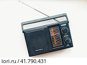Старинный радиоприемник. Vintage music receiver (2022 год). Редакционное фото, фотограф Ольга Митряева / Фотобанк Лори