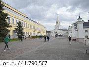 Спасская башня Казанского кремля и здание присутственных мест. Город Казань. Республика Татарстан (2023 год). Редакционное фото, фотограф Александр Тараканов / Фотобанк Лори