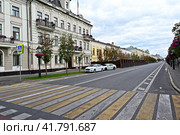 Город Казань. Пешеходный переход возле Казанской городской Думы. Кремлевская улица, дом 3 (2023 год). Редакционное фото, фотограф Александр Тараканов / Фотобанк Лори