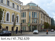 Город Казань. Оригинальное здание со стеклянным куполом на пересечение улицы Кави Наджми 15 и улицы Кремлёвской 10. Республика Татарстан. Россия (2023 год). Редакционное фото, фотограф Александр Тараканов / Фотобанк Лори