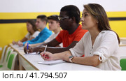 Latin woman sitting at desk in classroom of school for taxi drivers. Стоковое видео, видеограф Яков Филимонов / Фотобанк Лори