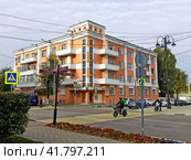 6-й дом Советов - советская архитектура, 1936-й год постройки. Город Ногинск, улица Советская, дом 58, Московская область (2023 год). Редакционное фото, фотограф stargal / Фотобанк Лори
