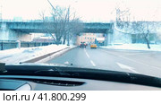 The embankment of the Yauza River in the evening. A first-person timelapse from a car windshield. Russia is Moscow. 01.12.23 (2023 год). Стоковое видео, видеограф Ярославский Максим / Фотобанк Лори