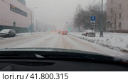 A first-person view from the windshield of a car while driving around the city in heavy snowfall. Russian. Moscow. 02.12.23 (2023 год). Редакционное видео, видеограф Ярославский Максим / Фотобанк Лори