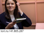 Писательница Анна Гришина подписывает свои книги для читателей на международной ярмарке интеллектуальной литературы Non/fiction в Гостином дворе города Москвы, Россия (2023 год). Редакционное фото, фотограф Николай Винокуров / Фотобанк Лори