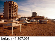 Крым, Евпатория, курорт, пляж, жилой дом, архитектура, песок, теневые навесы (2021 год). Стоковое фото, фотограф Андрей Макаренко / Фотобанк Лори
