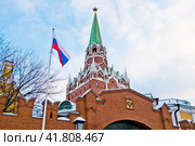 Троицкая башня Московского Кремля. Вид со стороны Александровского сада. Зимний день. Москва (2023 год). Редакционное фото, фотограф E. O. / Фотобанк Лори