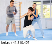 Guy and woman train to perform defense of strangling opponent, while learning self-defense. Стоковое фото, фотограф Яков Филимонов / Фотобанк Лори