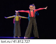 Performance of children's dance collective at the open festival of creativity "White Nights" (2018 год). Редакционное фото, фотограф Анна Кривицкая / Фотобанк Лори