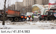 Ямочный ремонт дороги зимой. Липецк (2023 год). Редакционное фото, фотограф Евгений Будюкин / Фотобанк Лори