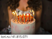 Торт с горящими свечами. Девушка задувает свечки на торте. Торт на День Рождения. Cake with burning candles. The girl blows out the candles on the cake. Birthday cake. Стоковое фото, фотограф Ольга Митряева / Фотобанк Лори
