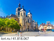 Ancient Catholic church of Saint-Pierre in french city of Chalon-sur-Saone. Стоковое фото, фотограф Яков Филимонов / Фотобанк Лори