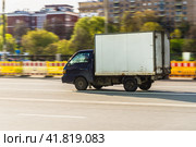 Old cargo van Hyundai Porter in the city street. Fast moving box van on the road (2021 год). Редакционное фото, фотограф Константин Григорьев / Фотобанк Лори