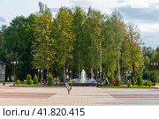 Фонтан на Соборной площади. Старая Русса, Новгородская область (2020 год). Редакционное фото, фотограф Александр Щепин / Фотобанк Лори