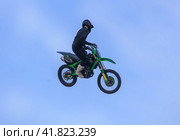 Moto freestyle jump rider on motorcycle. Стоковое фото, фотограф Юрий Бизгаймер / Фотобанк Лори