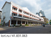 Здание отеля Hotel Nippon Colombo облачным днем. Коломбо, Шри-Ланка (2020 год). Редакционное фото, фотограф Виктор Карасев / Фотобанк Лори