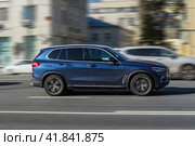 BMW X5 Fourth generation G05, car driving in city with motion blur, view from the side. Редакционное фото, фотограф Константин Григорьев / Фотобанк Лори