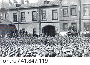А.Ф. Керенский выступает перед солдатами. Петроград, май 1917 года. Редакционное фото, фотограф Сергей Елизарьев / Фотобанк Лори