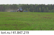 Трактор new holland в поле с сеялкой. Стоковое видео, видеограф Владислав Кашеваров / Фотобанк Лори