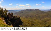 Three Sisters is the Blue Mountains' most Impressive landmark. Located at Echo Point Katoomba, New South Wales, Australia (2009 год). Стоковое фото, фотограф VittoriaChe / Фотобанк Лори