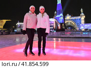 Гимнастки Дина и Арина Аверины (слева направо) на открытии катка на ВДНХ (2023 год). Редакционное фото, фотограф AK Imaging / Фотобанк Лори