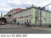 "Дом чая" и "Додо пицца" на улице Баумана, дом 64. Город Казань. Республика Татарстан. Россия (2023 год). Редакционное фото, фотограф Александр Тараканов / Фотобанк Лори