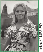 Французская актриса Марина Влади на Красной площади в Москве. Старая чёрно-белая фотография периода 1960-х годов. Редакционная иллюстрация, иллюстратор александр афанасьев / Фотобанк Лори