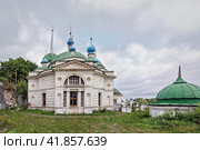 Старица, Тверская область, Россия, лето 2021 года. Вид на старинную действующую Пятницкую церквь и Александро-Невскую часовню. Редакционное фото, фотограф Сергей Никифоров-Гордеев / Фотобанк Лори