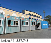 Фудкорт на Спортивной набережной в период проведения фестиваля "Приморские муссоны". Владивосток. Редакционное фото, фотограф Овчинникова Ирина / Фотобанк Лори