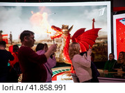 Посетители выставки фотографируются на стенде Первого канала на фоне ролика канала на выставке-форуме "Россия" на ВДНХ в городе Москве, Россия (2023 год). Редакционное фото, фотограф Николай Винокуров / Фотобанк Лори