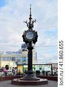 "Часы Мира" на площади Тукая. Город Казань. Республика Татарстан. Россия (2023 год). Редакционное фото, фотограф Александр Тараканов / Фотобанк Лори