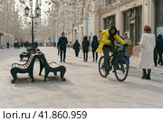 Доставщик на велосипеде в центре Москвы - 2021. Редакционное фото, фотограф YuryKara / Фотобанк Лори
