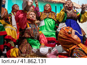 Народный аутентичный казачий ансамбль "Некрасовские казаки" (Левокумский округ) исполняет русскую народную песню "Я пучочки вязала" в городе Москве, Россия (2023 год). Редакционное фото, фотограф Николай Винокуров / Фотобанк Лори