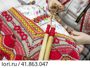 Крупным планом мастерица ткет михайловское кружево в городе Москве, Россия (2023 год). Редакционное фото, фотограф Николай Винокуров / Фотобанк Лори