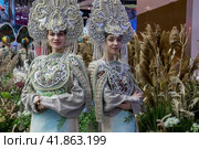 Девушки в кокошниках представляют Самарскую область во время выставки-форума "Россия" на ВДНХ в городе Москве, Россия (2023 год). Редакционное фото, фотограф Николай Винокуров / Фотобанк Лори