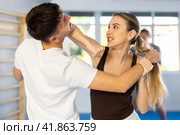 Woman hits man attacker on head during self-defense training session led by trainer. Стоковое фото, фотограф Яков Филимонов / Фотобанк Лори