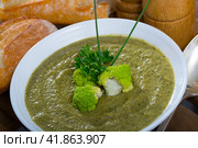 Creamy broccoli soup with baguette. Стоковое фото, фотограф Яков Филимонов / Фотобанк Лори