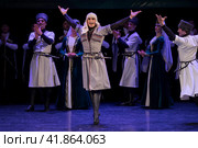 Артисты выполняют народный танец во время концерта Государственного заслуженного ансамбля песни и танца Республики Абхазии на сцене Международного дома музыки в городе Москве, Россия (2018 год). Редакционное фото, фотограф Николай Винокуров / Фотобанк Лори