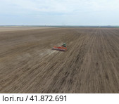 Sowing of corn. Tractor with a seeder on the field. Using a seeder for planting corn. Стоковое фото, фотограф Леонид Еремейчук / Фотобанк Лори