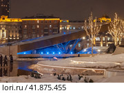 ТЦ Павелецкая плаза, фрагмент, вечер (2023 год). Редакционное фото, фотограф Алёшина Оксана / Фотобанк Лори