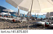 White soft sun loungers on the shore of a sandy sea beach. Oludeniz. Turkey. 15.08.22 (2022 год). Редакционное фото, фотограф Ярославский Максим / Фотобанк Лори