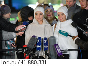 Гимнастки Дина и Арина Аверины (слева направо) дают комментарий прессе на открытии катка на ВДНХ (2023 год). Редакционное фото, фотограф AK Imaging / Фотобанк Лори