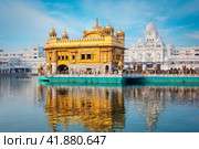 Ikh gurdwara Golden Temple Harmandir Sahib , Amritsar, Punjab, India. Редакционное фото, фотограф Дмитрий Рухленко / Фотобанк Лори
