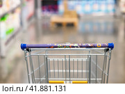Abstract blurry photo of a supermarket with an empty shopping cart concept. Стоковое фото, фотограф Вербицкая Светлана / Фотобанк Лори