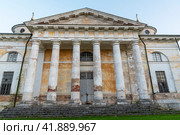 Борисоглебский монастырь.  Портик собора Бориса и Глеба. Вид со Свечной (Библиотечной) башни. Торжок (2021 год). Стоковое фото, фотограф Александр Щепин / Фотобанк Лори
