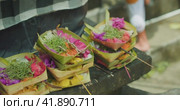 Vibrant Canang Sari Daily Offerings to thank God Deva in praise and prayer (2023 год). Стоковое видео, видеограф Igor Tichonow / Фотобанк Лори