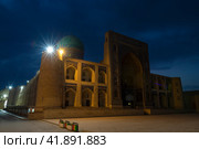 BUKHARA, UZBEKISTAN - SEPTEMBER 10, 2022: Medieval Mir-i-Arab madrasa (16th century) on a cloudy early morning. Стоковое фото, фотограф Виктор Карасев / Фотобанк Лори
